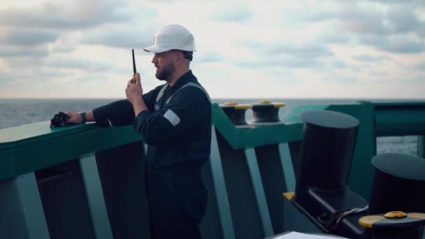 Ufficiale di coperta o ufficiale di coperta sul ponte della nave o della nave — Video Stock