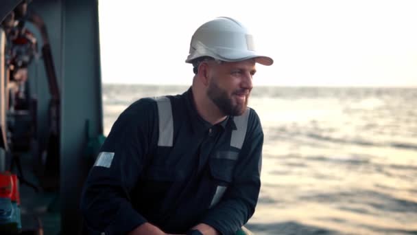 Officier de pont maritime ou second sur le pont d'un navire hauturier ou d'un navire — Video