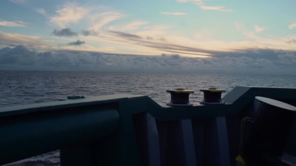 Vista dal ponte della nave o della nave al mare aperto - bel paesaggio marino — Video Stock