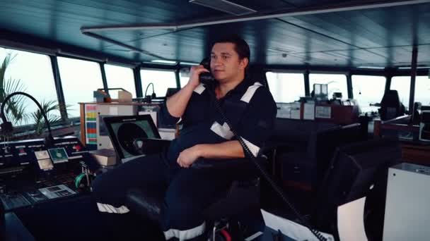 Oficial de cubierta o marinero en el puente de navegación del buque o buque — Vídeo de stock
