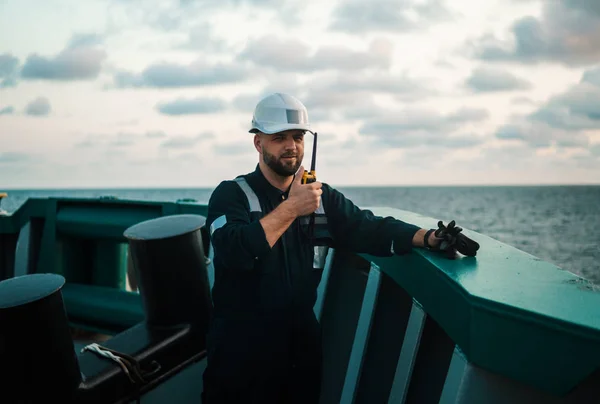 Oficial de cubierta o oficial en jefe de puente en la cubierta del buque o buque en alta mar —  Fotos de Stock
