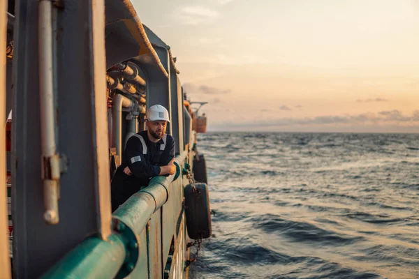 Oficial de cubierta o oficial en jefe de puente en la cubierta del buque o buque en alta mar — Foto de Stock