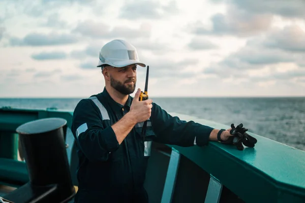 Oficial de convés marinho ou companheiro principal no convés de navio ou navio offshore — Fotografia de Stock