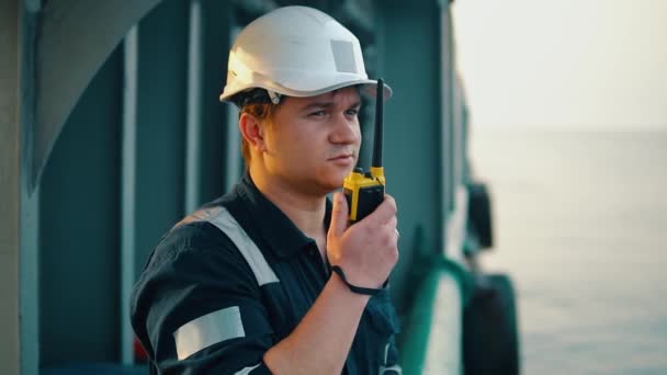 Marine däcksbefäl eller Chief mate på däck på fartyg eller fartyg — Stockvideo