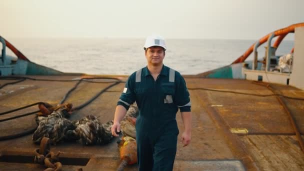 Marine Deck Officer oder Chief Mate an Deck eines Offshore-Schiffes oder Schiffes — Stockvideo