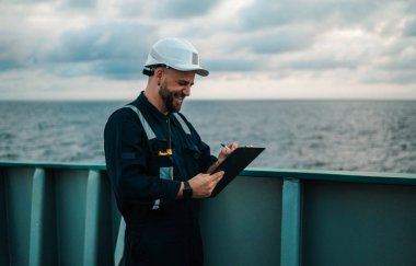Güverte görevlisi offshore gemi veya gemi güvertede, PPE kişisel koruyucu ekipman giyen