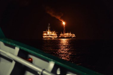 Petrol platformunun yakınındaki Fpso tanker gemisinin gece görüşü.