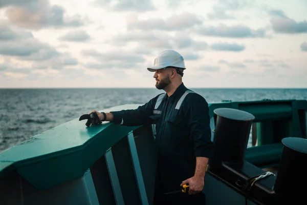 Oficial de cubierta o oficial en jefe de puente en la cubierta del buque o buque en alta mar — Foto de Stock