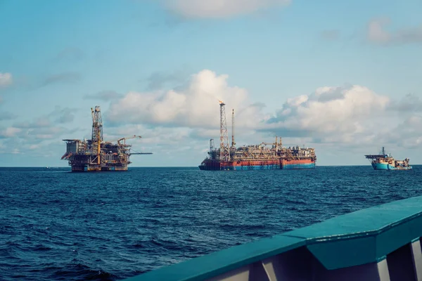 Navio-tanque FPSO perto da plataforma Oil Rig. Indústria offshore de petróleo e gás — Fotografia de Stock