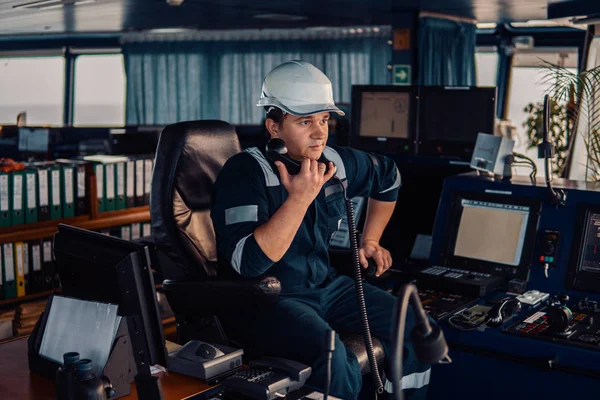 Navigatie marineofficier tijdens brugwacht op brug. Werken op zee — Stockfoto