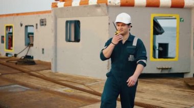Güverte gemi veya gemi deniz güverte subayı veya Şef dostum