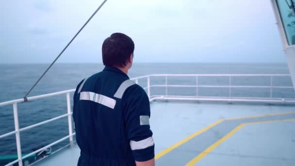 Officier de pont maritime ou second sur le pont d'un navire hauturier ou d'un navire — Video