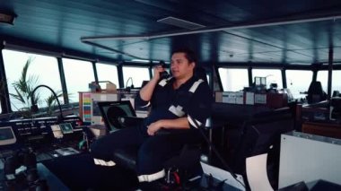 Denizci güverte subayı ya da denizci gemi ya da geminin navigasyon köprüsünde.