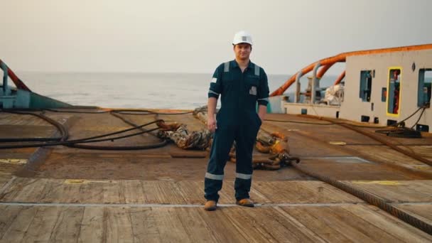 Tengeri fedélzet tisztje vagy első tisztje a tengeri hajó vagy hajó fedélzetén — Stock videók