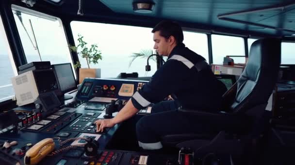 Морська навігаційні офіцер під час навігаційні годинник на мосту — стокове відео