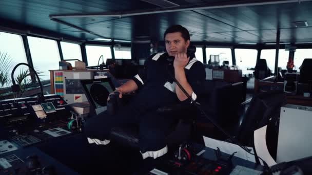 Lodní důstojník nebo námořník na velitelském můstku plavidla nebo lodi — Stock video