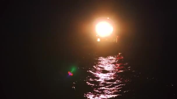 Barco de tripulación en alta mar durante la noche cambio de tripulación en campo petrolífero en alta mar . — Vídeos de Stock