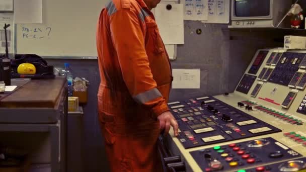 Ingeniero de marina trabajando en sala de máquinas — Vídeos de Stock