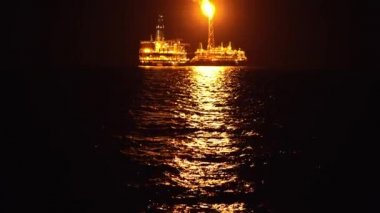 Petrol platformu teçhizat gece yakınındaki FPSO tanker gemisi. Offshore Petrol ve gaz endüstrisi