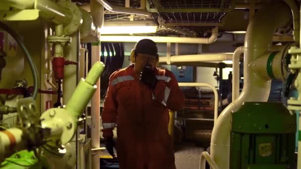 Ingegnere navale che ispeziona il motore delle navi nella sala di controllo motore — Video Stock
