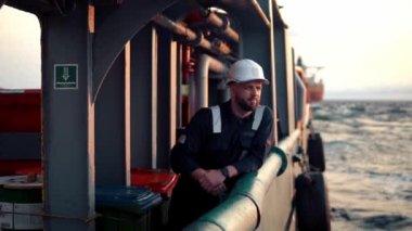 Denizci güvertesi subayı ya da baş arkadaşı açık deniz ya da gemi güvertesinde.