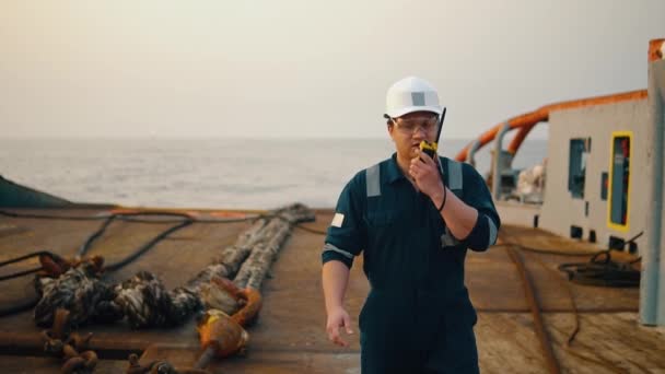または船の甲板上海洋デッキ役員または責任者の仲間 — ストック動画