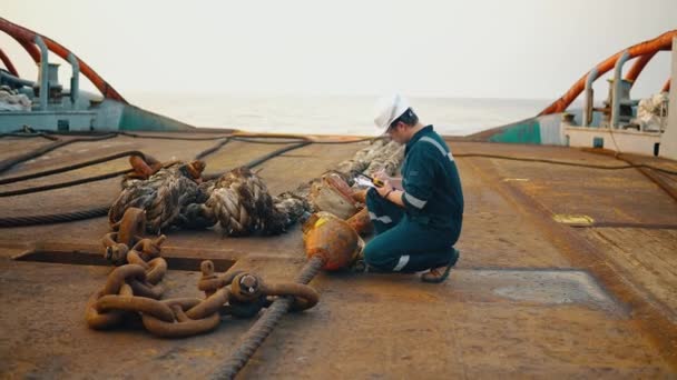 Oficial-chefe da Marinha ou companheiro-chefe no convés do navio ou navio — Vídeo de Stock