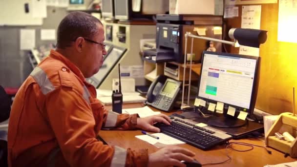 Důstojník námořní inženýr pracující ve strojovně — Stock video