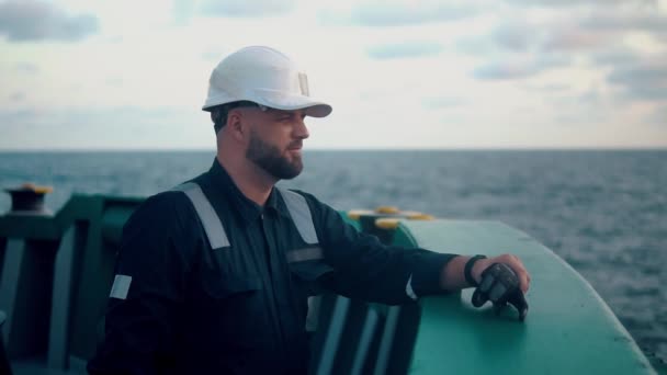 Marin däcksbefäl eller överstyrman på däck på offshorefartyg eller fartyg — Stockvideo