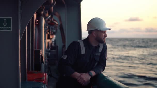 Důstojník námořní paluby nebo první palubní důstojník na palubě pobřežního plavidla nebo lodi — Stock video