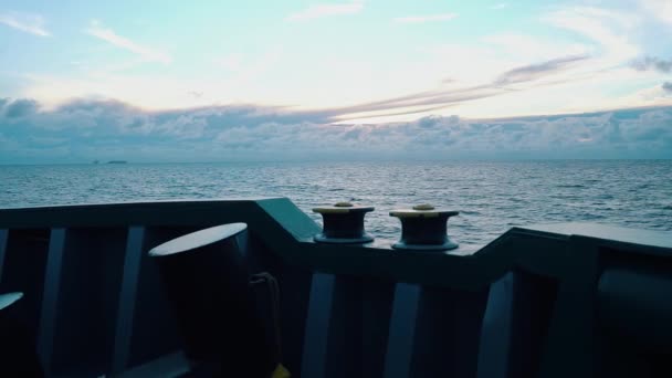 Widok z pokładu statku lub okrętu do otwarcia na morze - piękny seascape — Wideo stockowe