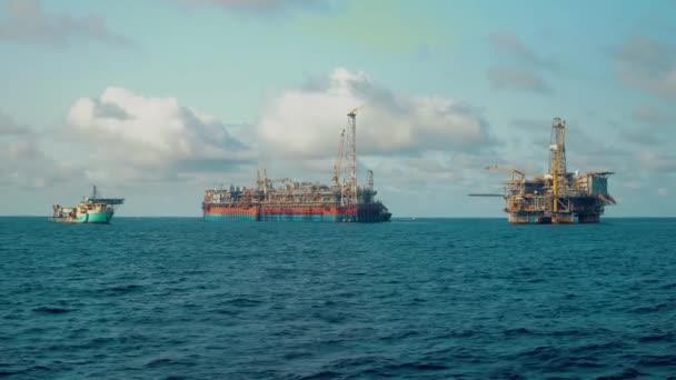 石油掘削プラットフォーム近く Fpso タンカー船。オフショア石油と天然ガス産業。フレアが煙で燃えています。補給船からの眺め — ストック動画