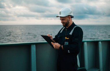 Güverte görevlisi offshore gemi veya gemi güvertede, PPE kişisel koruyucu ekipman giyen