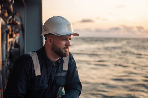 Oficial de cubierta o oficial en jefe de puente en la cubierta del buque o buque en alta mar — Foto de Stock