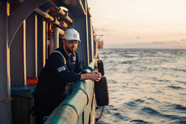 Oficial de convés marinho ou companheiro principal no convés de navio ou navio offshore — Fotografia de Stock