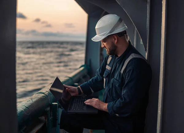 Oficial-chefe da Marinha ou capitão no convés do navio ou laptop de observação de navios — Fotografia de Stock