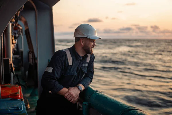 Oficial de cubierta o oficial en jefe de puente en la cubierta del buque o buque en alta mar — Foto de Stock