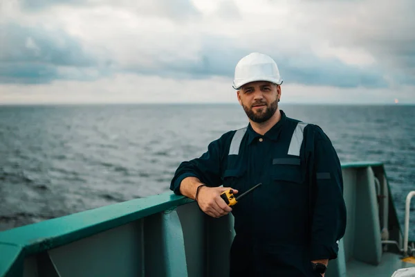 Marine Deck Officer oder Chief Mate an Deck eines Offshore-Schiffes oder Schiffes — Stockfoto