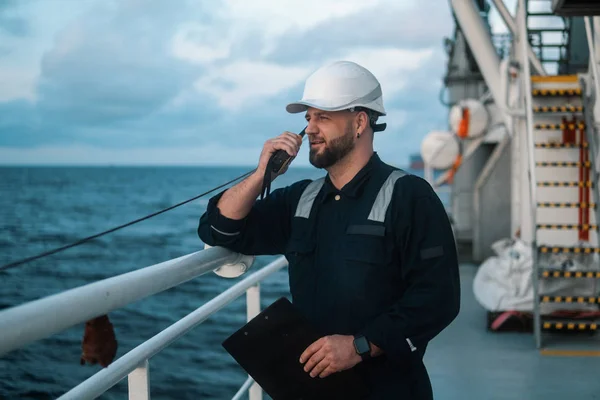 Oficial de convés marinho ou companheiro principal no convés de navio ou navio offshore — Fotografia de Stock