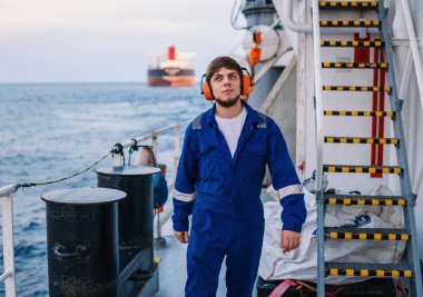 Sahil Güvenlik Subayı ya da Şef, açık deniz gemisinin güvertesinde.