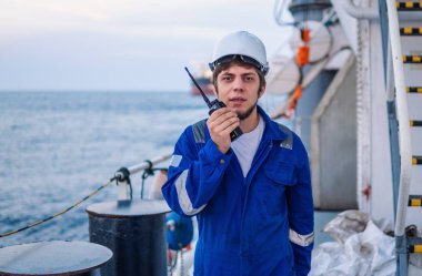 Sahil Güvenlik Subayı ya da Şef, açık deniz gemisinin güvertesinde.