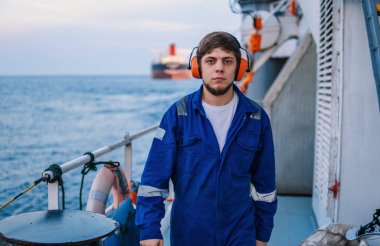 Sahil Güvenlik Subayı ya da Şef, açık deniz gemisinin güvertesinde.