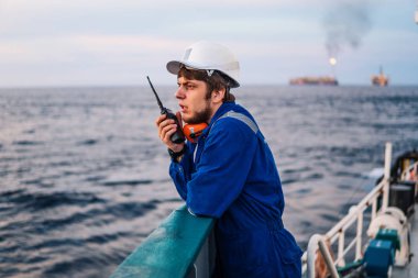 Sahil Güvenlik Subayı ya da Şef, açık deniz gemisinin güvertesinde.