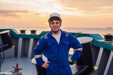 Sahil Güvenlik Subayı ya da Şef, açık deniz gemisinin güvertesinde.