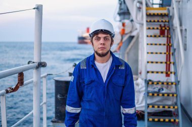 Sahil Güvenlik Subayı ya da Şef, açık deniz gemisinin güvertesinde.