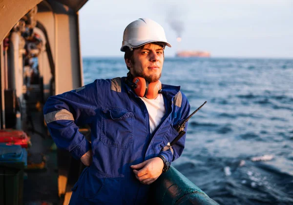 Oficial de convés marítimo ou companheiro de chefe no convés de embarcações offshore — Fotografia de Stock