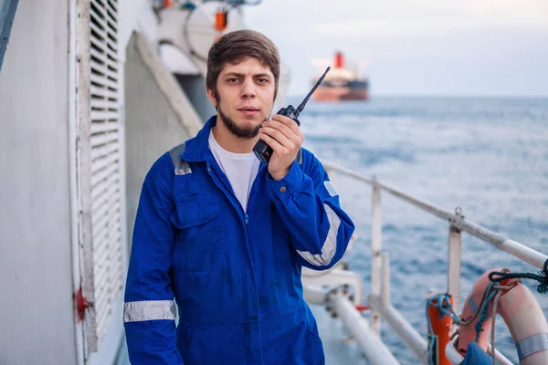 Sahil Güvenlik Subayı ya da Şef, açık deniz gemisinin güvertesinde.