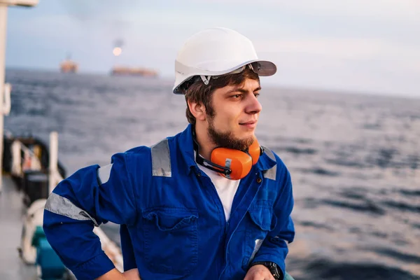 Oficial de cubierta de la Marina o oficial en jefe en cubierta del buque de alta mar — Foto de Stock