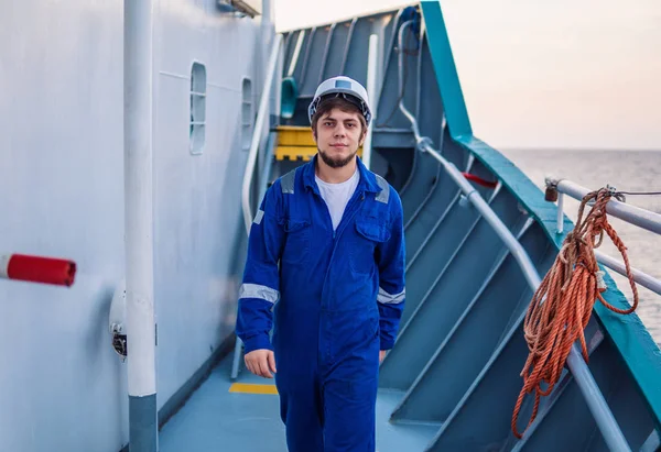 Sahil Güvenlik Subayı ya da Şef, açık deniz gemisinin güvertesinde.