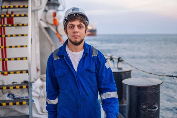Oficial de convés marítimo ou companheiro de chefe no convés de embarcações offshore — Fotografia de Stock